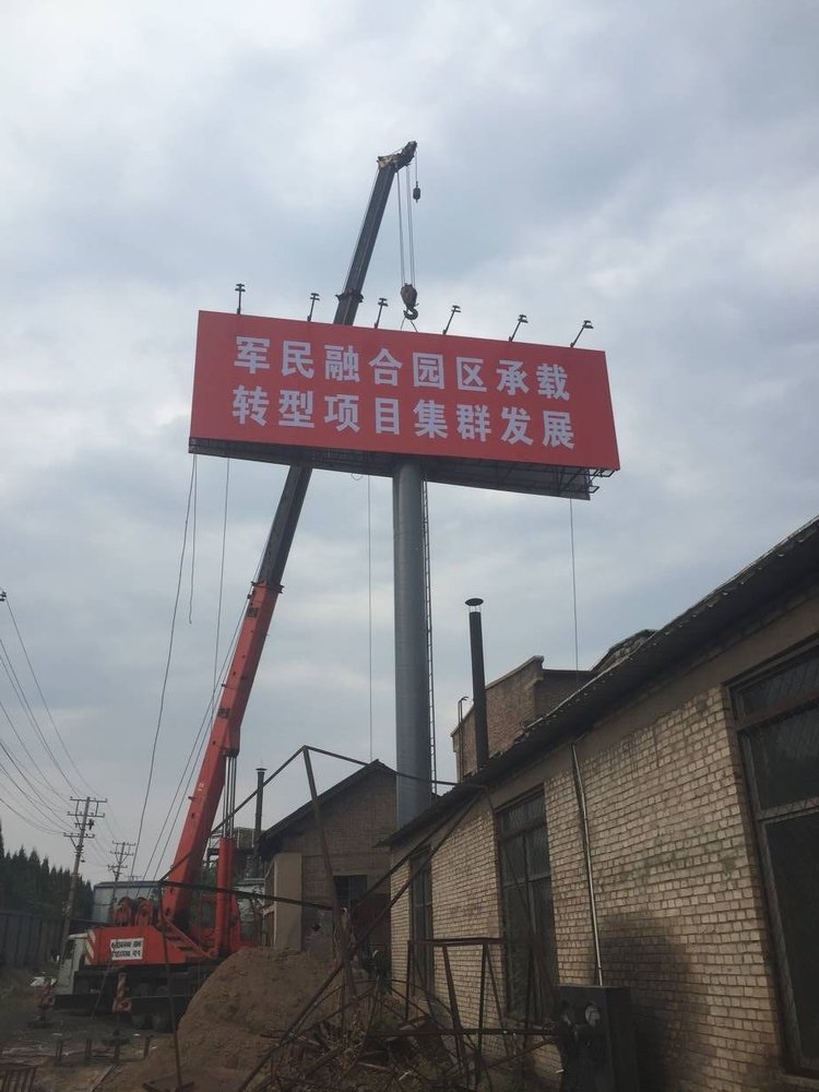 打造城市天際線 擎天柱T型牌效果圖設計與單立柱廣告牌安裝全攻略